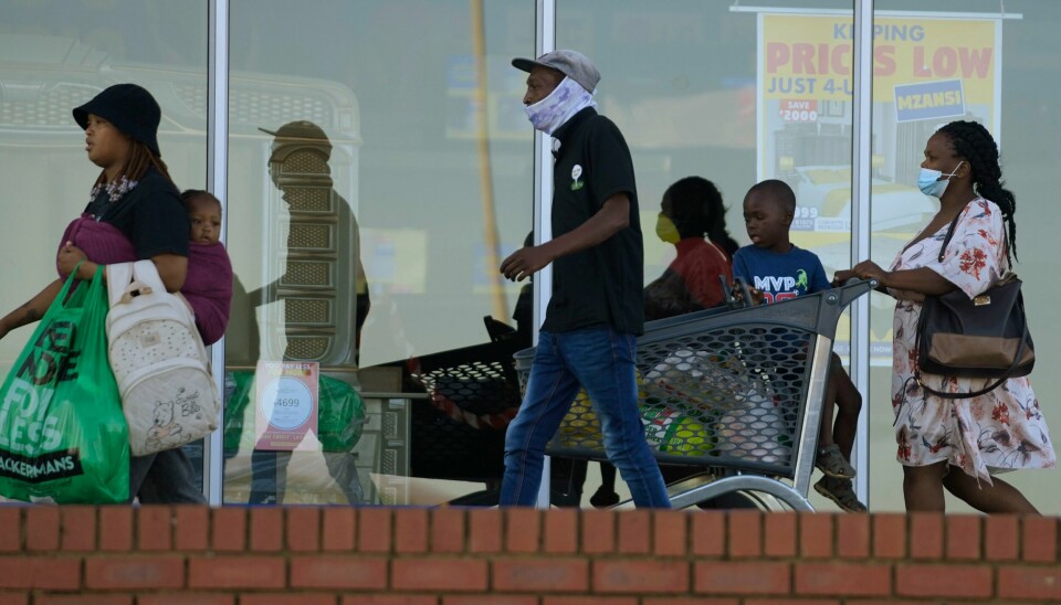 Koronasmitten er stigende i Afrika. Bildet viser folk, noen med munnbind, andre uten, ved et kjøpesenter i Johannesburg i Sør-Afrika. Koronasmitten er stigende i Afrika. Bildet viser folk, noen med munnbind, andre uten, ved et kjøpesenter i Johannesburg i Sør-Afrika. Foto: Themba Hadebe /AP / NTB