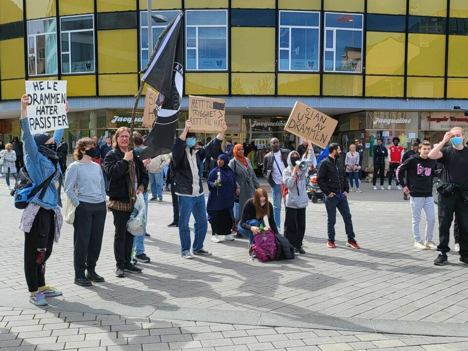 Flere motdemonstranter hadde møtt opp og viste sin motstand under Sian demonstrasjon i Drammen. Sian