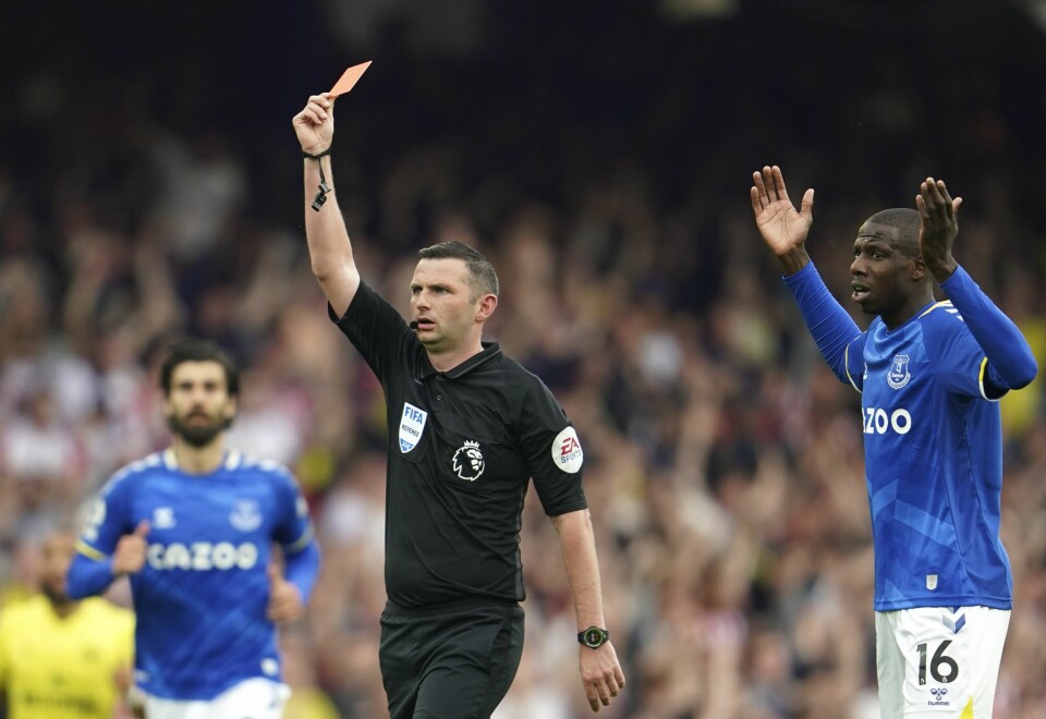 Dommer Michael Oliver var ingen populær mann blant Everton-fansen søndag, og delte ut ikke mindre enn to røde kort til Everton. Dommer Michael Oliver var ingen populær mann blant Everton-fansen søndag. Foto: Jon Super / AP / NTB