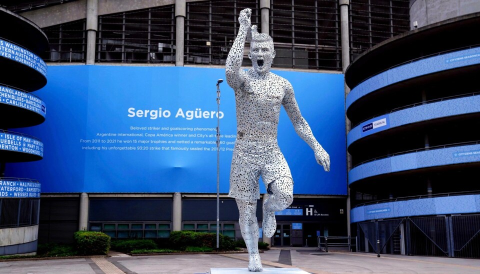 Sergio Agüero har blitt en klubblegende i Manchester City. Fredag ble en statue av ham avduket utenfor Manchester Citys hjemmebane. Det er ti år siden City vant ligaen med 3-2-scoringen av Agüero i det 94. minutt mot QPR. Sergio Agüero har blitt en klubblegende i Manchester City. Fredag ble en statue av ham avduket utenfor Manchester Citys hjemmebane. Det er ti år siden City vant ligaen med 3-2-scoringen av Agüero i det 94. minutt mot QPR. Foto: Martin Rickett / PA via AP / NTB
