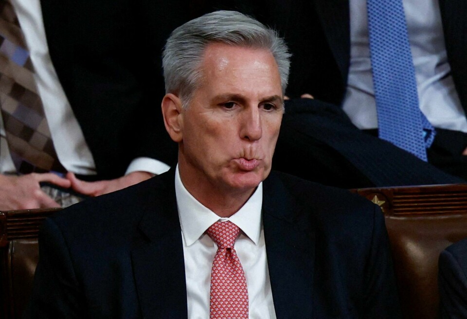 Republikaneren Kevin McCarthy sliter tungt med å få med seg sine egne på ytre høyre fløy. .
