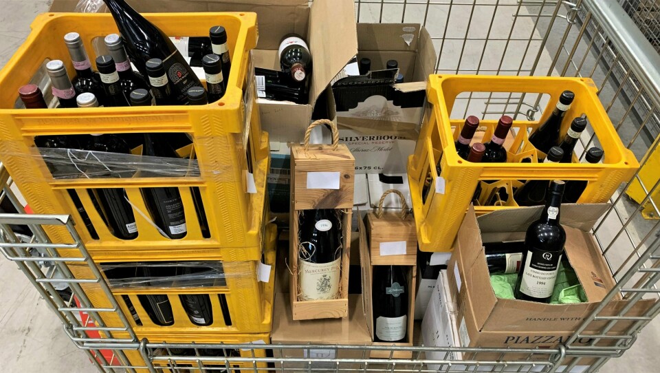 I bilen ble det funnet en rekke løse vinflasker, samt en god del som var pakket i esker. Beslag av 125,7 liter vin ved Svinesund tollsted 15. mai 2022.