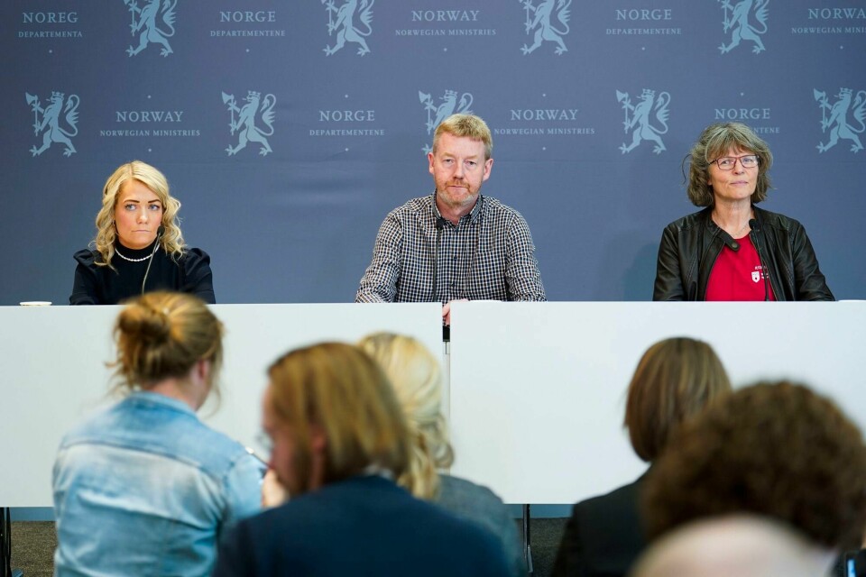 Landbruks- og matminister Sandra Borch (Sp) t.v., leder Bjørn Gimming i Norges Bondelag og leder Kjersti Hoff i Norsk Bonde- og Småbrukarlagholder pressekonferanse etter at det har blitt en avklaring i årets jordbruksoppgjør. Oslo 20220516. Landbruks- og matminister Sandra Borch (Sp), t.v. leder Bjørn Gimming i Norges Bondelag og leder Kjersti Hoff i Norsk Bonde- og Småbrukarlagholder pressekonferanse etter at det har blitt en avklaring i årets jordbruksoppgjør.Foto: Håkon Mosvold Larsen / NTB