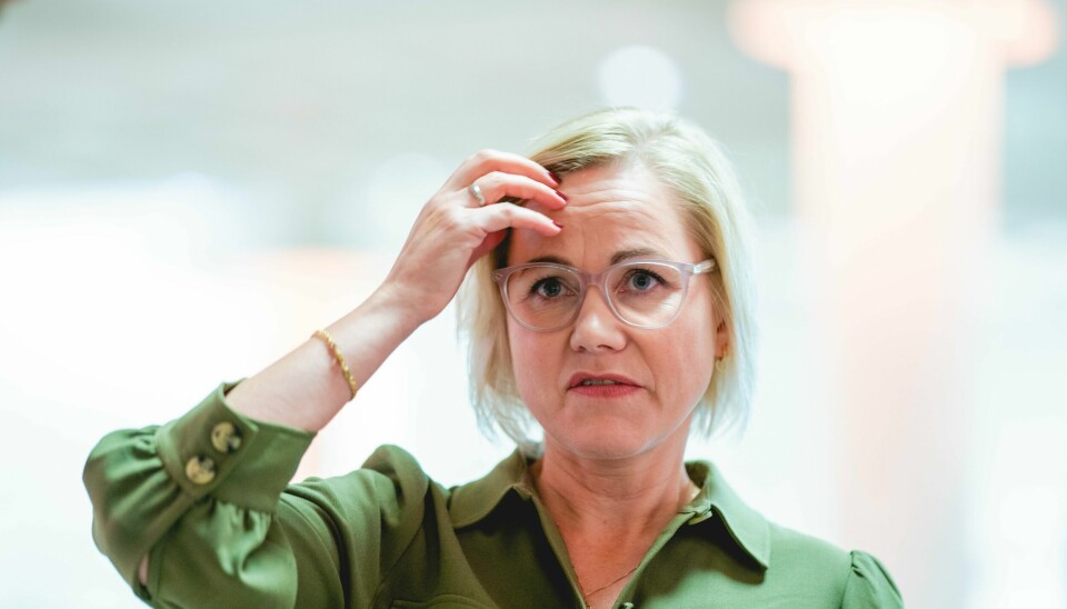 Helseminister Ingvild Kjerhol lover å løse fastlegekrisen, men ikke i år. Nå trenger vi hjelp fra bakvakten. Fastlegekrisen må løses nasjonalt, skriver innleggsforfatterne. På bildet: Helse- og omsorgsminister Ingvild Kjerkol (Ap)