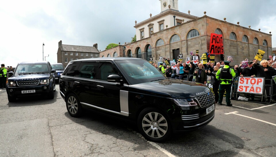 Demonstranter var på plass da statsminister Boris Johnson ankom Hillsborough Castle i Belfast for å møte nordirske politikere. Johnson truet igjen med å bryte brexitavtalen med EU som han mener er skyld i den politiske krisen som hindrer dannelsen av en regjering i Nord-Irland. Demonstranter var på plass da statsminister Boris Johnson ankom Hillsborough Castle i Belfast for å møte nordirske politikere. Johnson truet igjen med å bryte brexitavtalen med EU som han mener er skyld i den politiske krisen som hindrer dannelsen av en regjering i Nord-Irland. Foto: Peter Morrison / AP / NTB