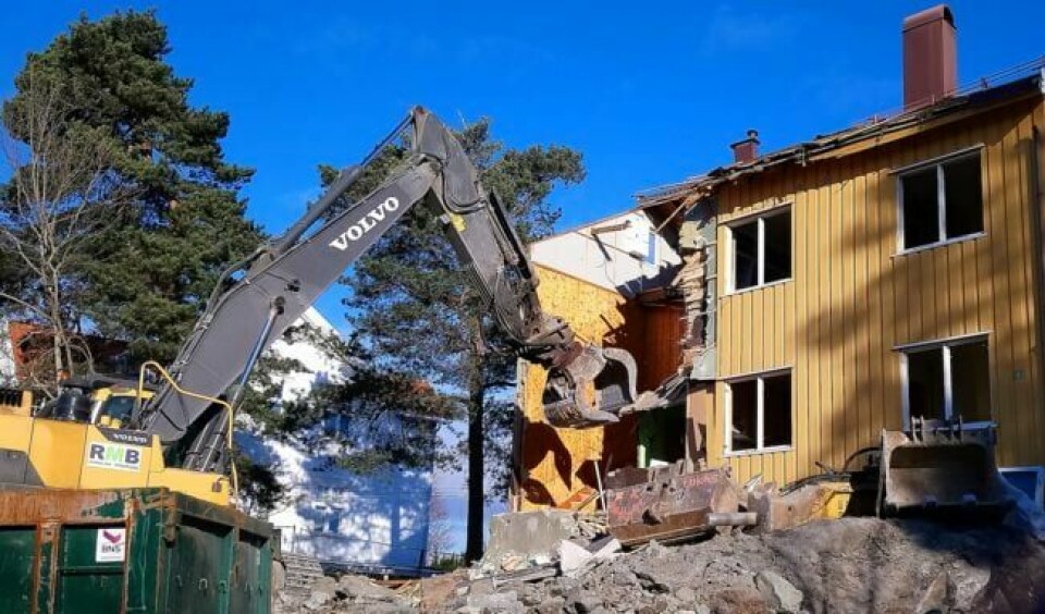 Riving av tomannsbolig i Ringshusveien på Nordstrand . Småhusplanen i Oslo har på mange måter vært en saneringsplan, mener artikkelforfatterne. Riving av tomannsbolig i Ringshusveien på Nordstrand i Oslo.