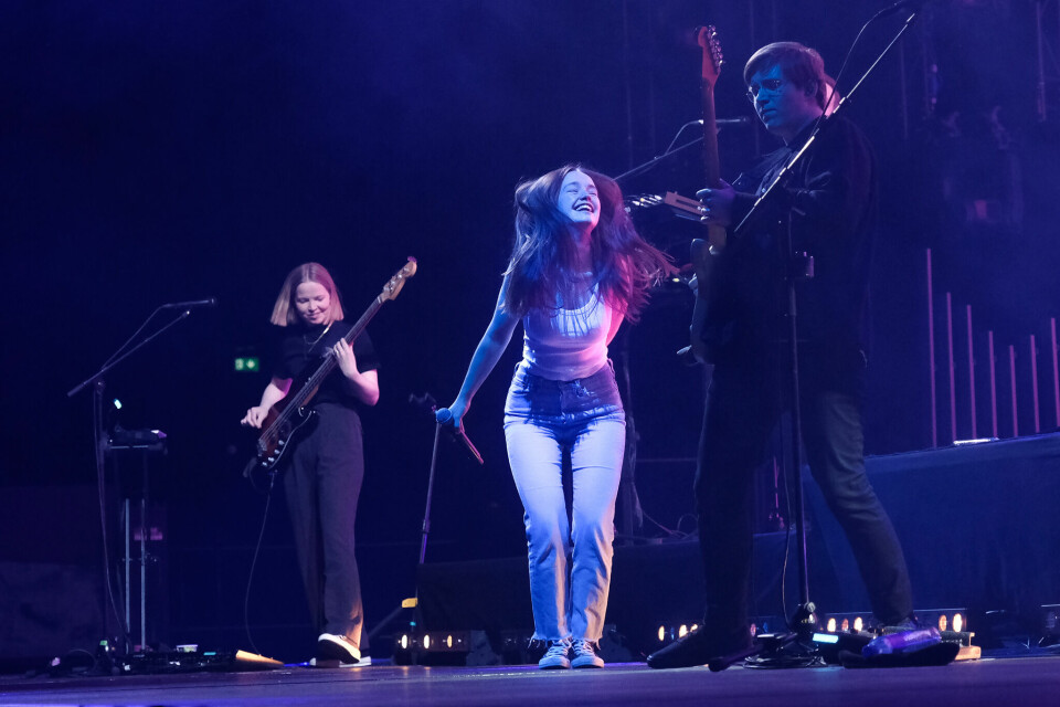Sigrid i Oslo Spektrum, her med Liva Austad Sværen på bass og Sondre berg Amundsen på gitar. Sigrid