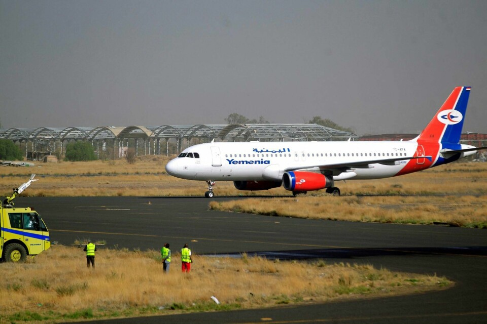 Et kommersielt passasjerfly har for første gang på seks år tatt av fra det krigsherjede Jemens hovedstad Sana. Firefirghters watch the first Yemen Airways flight in six years on the tarmac of Sanaa airport in the Yemeni capital, on May 16, 2022. - The first commercial flight in nearly six years took off from Yemen's rebel-held capital, a major step forward in a peace process that has provided rare relief from conflict. (Photo by MOHAMMED HUWAIS / AFP)