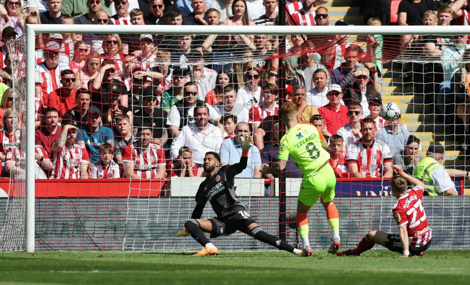 Nottingham Forests Jack Colback scorer det første målet i kampen mot Sander Berges Sheffield United. Nottingham Forests Jack Colback scorer det første målet i kampen mot Sander Berges Sheffield United.