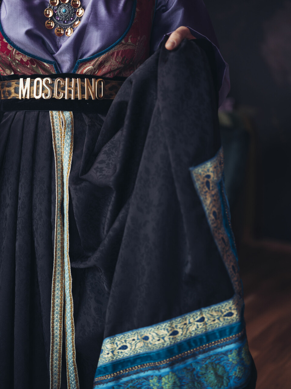 Båndene har Marthe Mølstre samlet over mange år. Beltet er fra motehuset Moschino og skjortestoffet ble innkjøpt i Thailand for mange år siden. Marthe Mølstres fantasistakk
