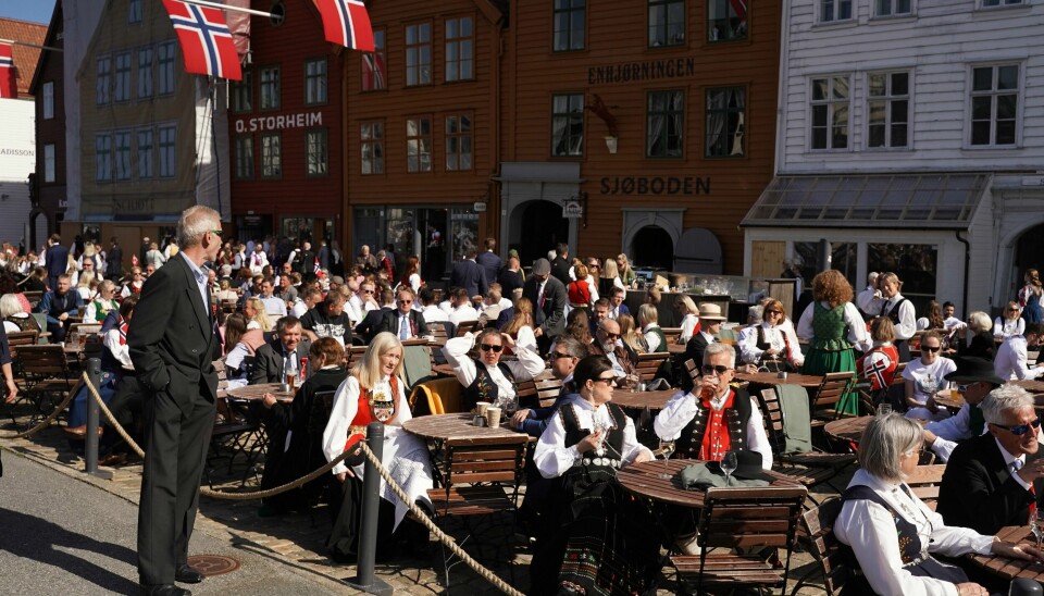 Det var mange folk på uteserveringene rundt om i landet på 17. mai, her fra Bergen. Det var mange folk på uteserveringene rundt om i landet på 17. mai, her fra Bergen. Foto: Bjørnar Morønning / NTB