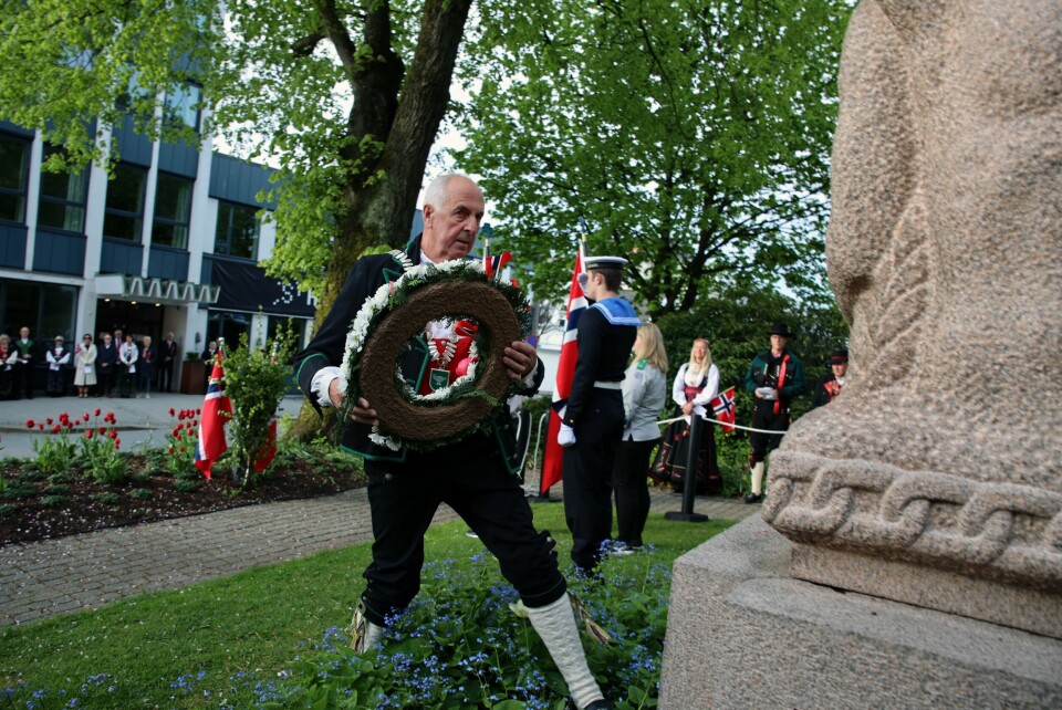 Ordføreren legger ned krans på støtten til minne om de falne utenfor Sandnes kirke. Ordføreren legger ned krans på støtten til minne om de falne utenfor Sandnes kirke.