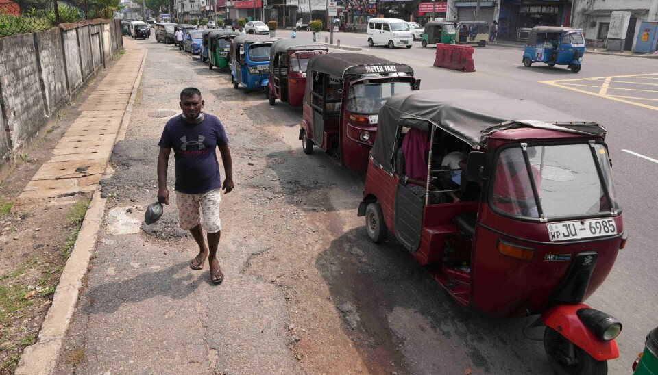 En mann går forbi en kø med kjøretøy utenfor en bensinstasjon i Colombo på Sri Lanka. Landet er i dyp økonomisk krise og får ikke importert nok bensin. En mann går forbi en kø med kjøretøy utenfor en bensinstasjon i Colombo på Sri Lanka. Landet er i dyp økonomisk krise, og får ikke importert nok bensin. Foto: Eranga Jayawardena / AP / NTB.