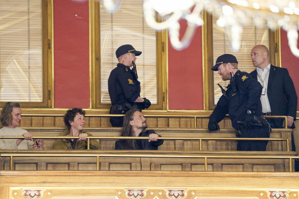 Oslo 20220518. Aktivister tilknyttet Extinction Rebellion aksjonerer på innsiden av Stortinget i dag. Demonstranter skapte støy og leven under stortingets spørretime onsdag, og limte seg fast med superlim. Aktivister tilknyttet Extinction Rebellion aksjonerte på innsiden av Stortinget onsdag. Demonstrantene skapte støy og leven under spørretimen og limte seg fast med superlim.Foto: Heiko Junge / NTB