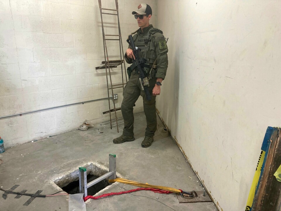 En politimann står ved åpningen til en tunnel som er brukt til smugling av narkotika fra Mexico til California, i et hus sør for San Diego. Foto: Elliot Spagat / AP / NTB En politimann står ved åpningen til en tunnel som er brukt til smugling av narkotika fra Mexico til California, i et hus sør for San Diego. Foto: Elliot Spagat / AP / NTB
