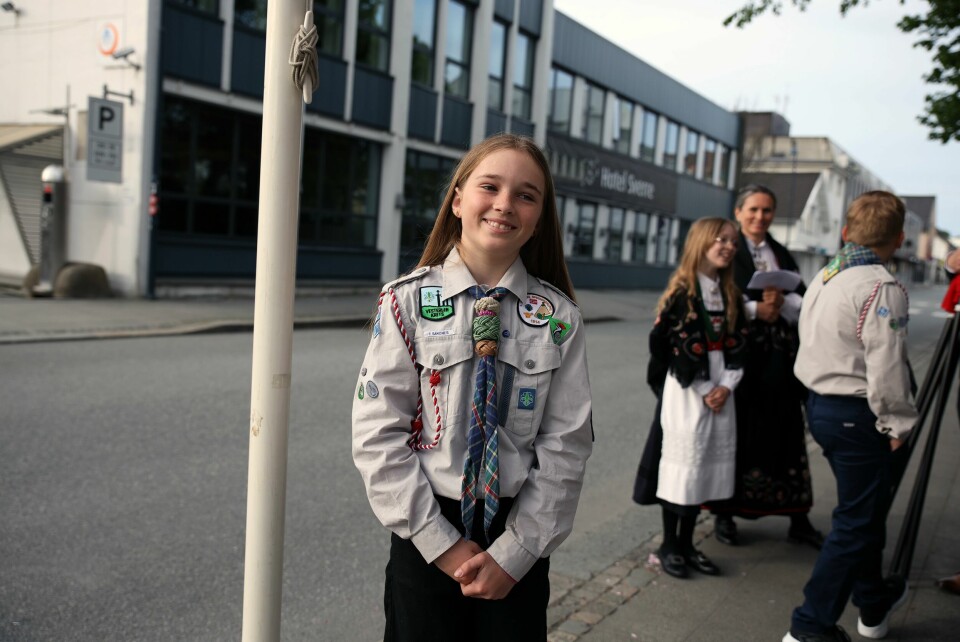 Ona Aartun Bøe (12) fra 1. Sandnes Speidergruppe trivdes som æresvakt, og gledet seg til barnetoget. Ona Aartun Bøe (12) fra 1. Sandnes Speidergruppe trivdes som æresvakt, og gledet seg til barnetoget.
