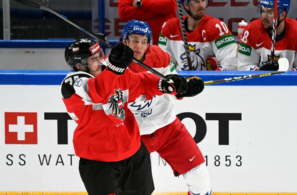 Østerrikes Nico Feldner og Tsjekkias David Sklenicka krasjet i hverandre under tirsdagens kamp i ishockey-VM. Foto: Vesa Moilanen / Lehtikuva / AP / NTB Østerrikes Nico Feldner og Tsjekkias David Sklenicka krasjet i hverandre under tirsdagens kamp i ishockey-VM. Foto: Vesa Moilanen / Lehtikuva / AP / NTB