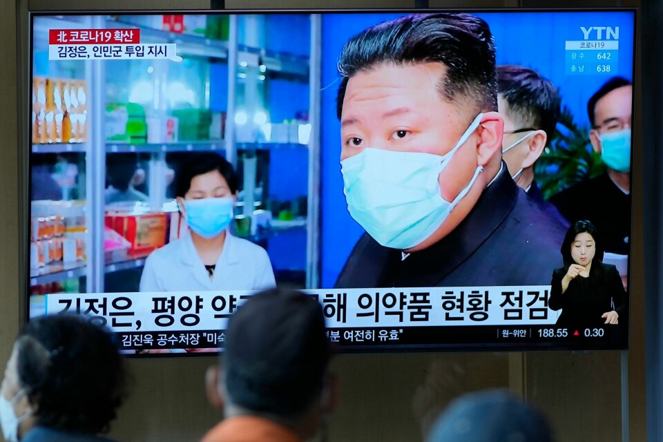 Koronaviruset har også kommet til Nord-Korea, der det sprer seg raskt. Landets mektige leder Kim Jong-un har nå stengt ned det fra før lukkede landet. Foto: AP / NTB Koronaviruset har også kommet til Nord-Korea, der det sprer seg raskt. Landets mektige leder Kim Jong-un har nå stengt ned det fra før lukkede landet. Foto: AP / NTB