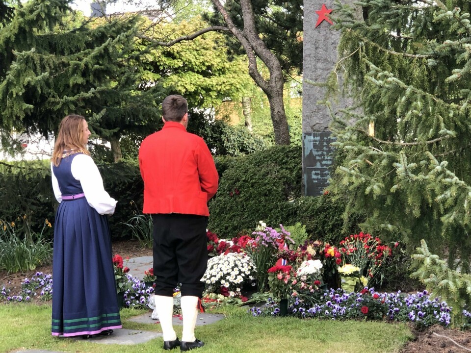 Fungerende ordfører Dagny Sunnanå Hausken og sokneprest Øivind Holtedahl la ned krans ved minnesmerket for falne sovjetiske soldater på Eiganes gravlund. 17. mai