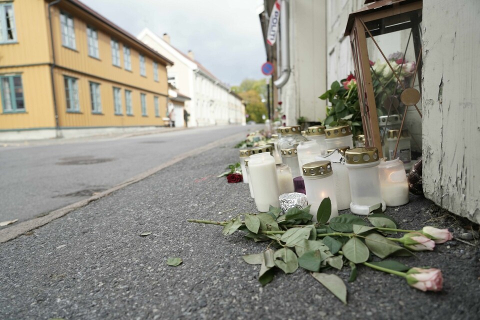 Fem mennesker ble drept i Hyttegata i Kongsberg 13. oktober i fjor. I dag starter rettssaken etter drapene. Blomster og lys på et av åstedene på Kongsberg. Foto: Terje Pedersen / NTB
