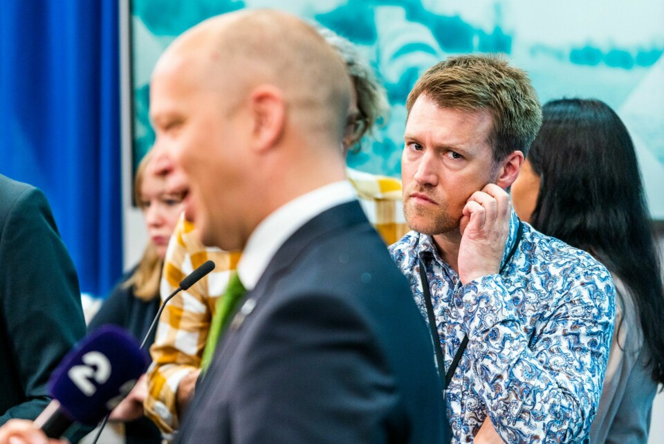Statssekretær Lars Vangen (Sp) har stort sett vært innenfor en armlengdes rekkevidde når finansminister Trygve Slagsvold Vedum (Sp) har vært ute og snakket i offentligheten. Nå slutter han. Statssekretær Lars Vangen (Sp) har stort sett vært innenfor en armlengdes rekkevidde når finansminister Trygve Slagsvold Vedum (Sp) har vært ute og snakket i offentligheten. Nå slutter han. Foto: Håkon Mosvold Larsen / NTB