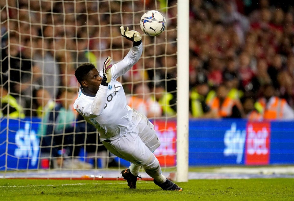 Brice Samba ble den store helten for Nottingham Forest, da han reddet intet mindre enn tre straffer mot Sander Berges Sheffield United Brice Samba ble den store helten for Nottingham Forest, da han reddet intet mindre enn tre straffer mot Sander Berges Sheffield United