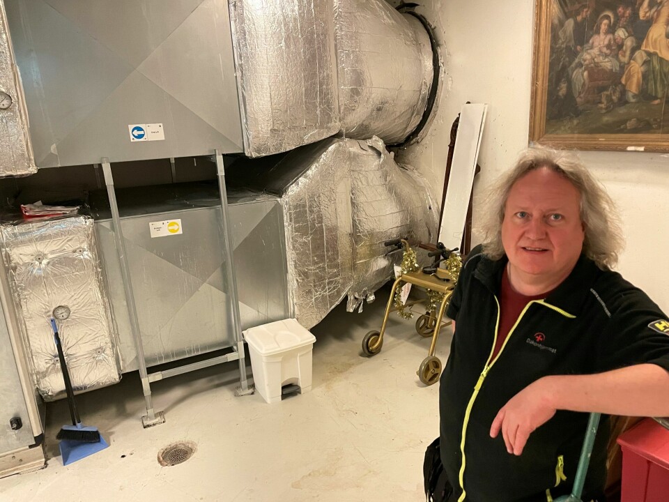 Vaktmester ved Sagenehjemmet, Svein Erik Stenset i fyrrommet. Vaktmester ved Sagenehjemmet, Svein Erik Stenset i fyrrommet.
