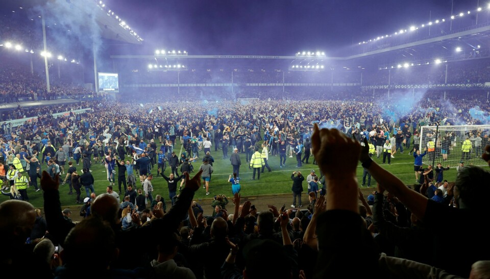 Det ble banestorming både underveis og etter kampen, da det ble klart at Everton også i år berger plassen i den øverste divisjonen i England. Det ble banestorming både underveis og etter kampen, da det ble klart at Everton også i år berger plassen i den øverste divisjonen i England.