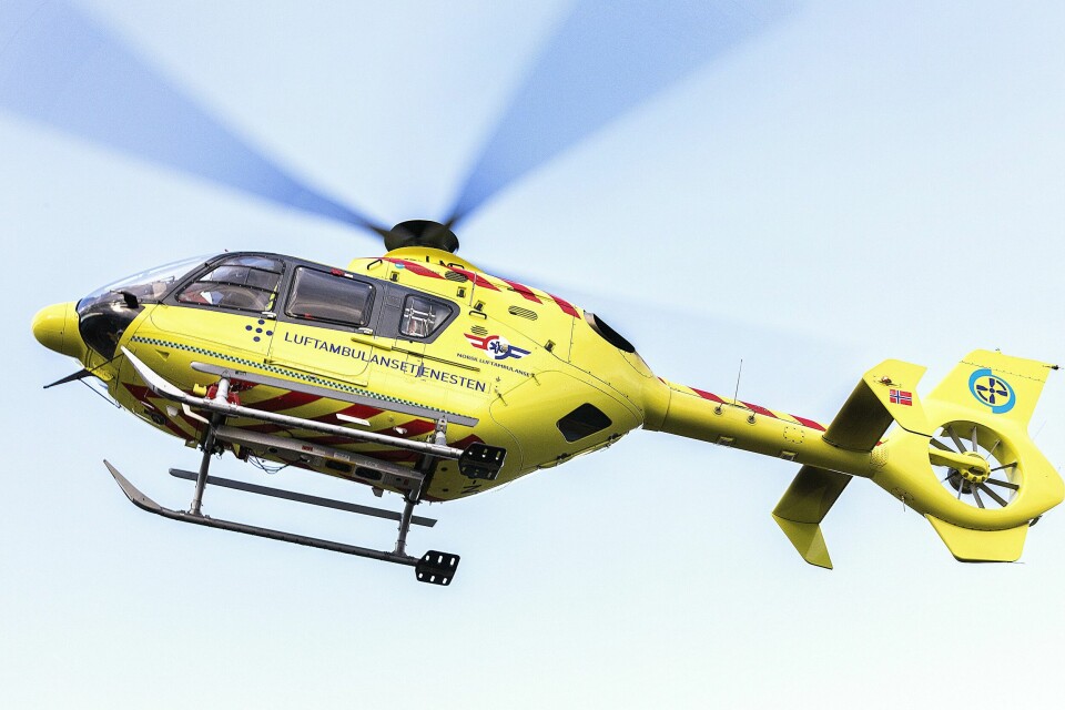 Den skadde syklisten på Undheim ble hentet med Luftambulansens helikopter. Luftambulanse