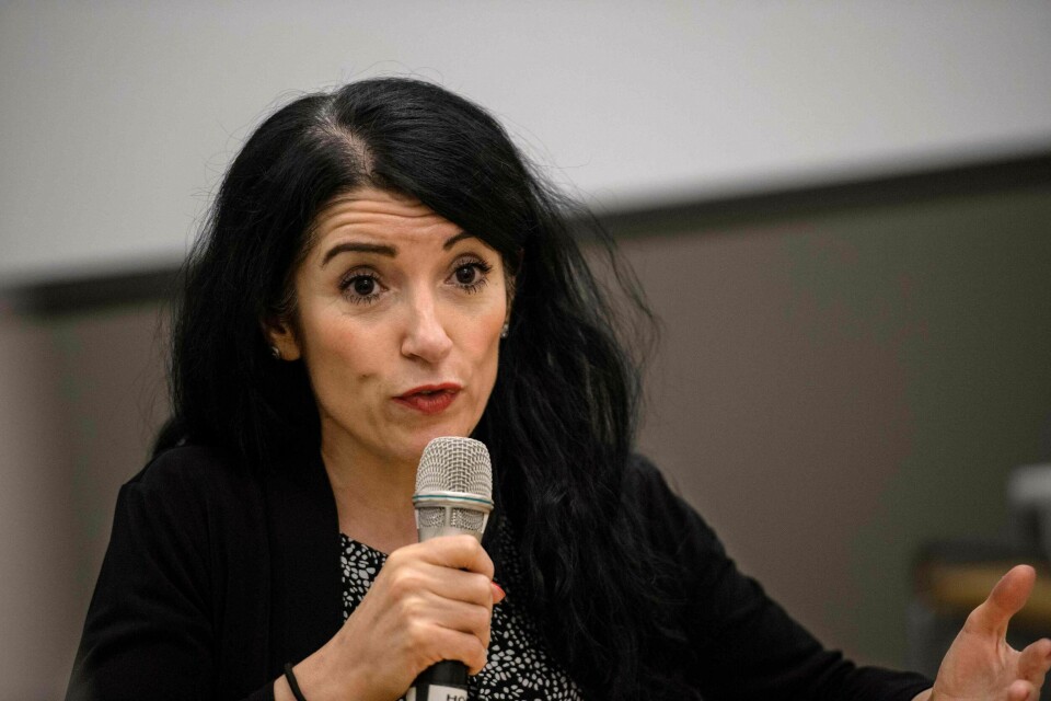 Den tyrkiske ambassadøren i Stockholm vil ha det svenske riksdagsmedlemmet Amineh Kakabavehville utlevert til Tyrkia. Den tyrkiske ambassadøren i Stockholm vil ha det svenske riksdagsmedlemmet Amineh Kakabavehville utlevert til Tyrkia.