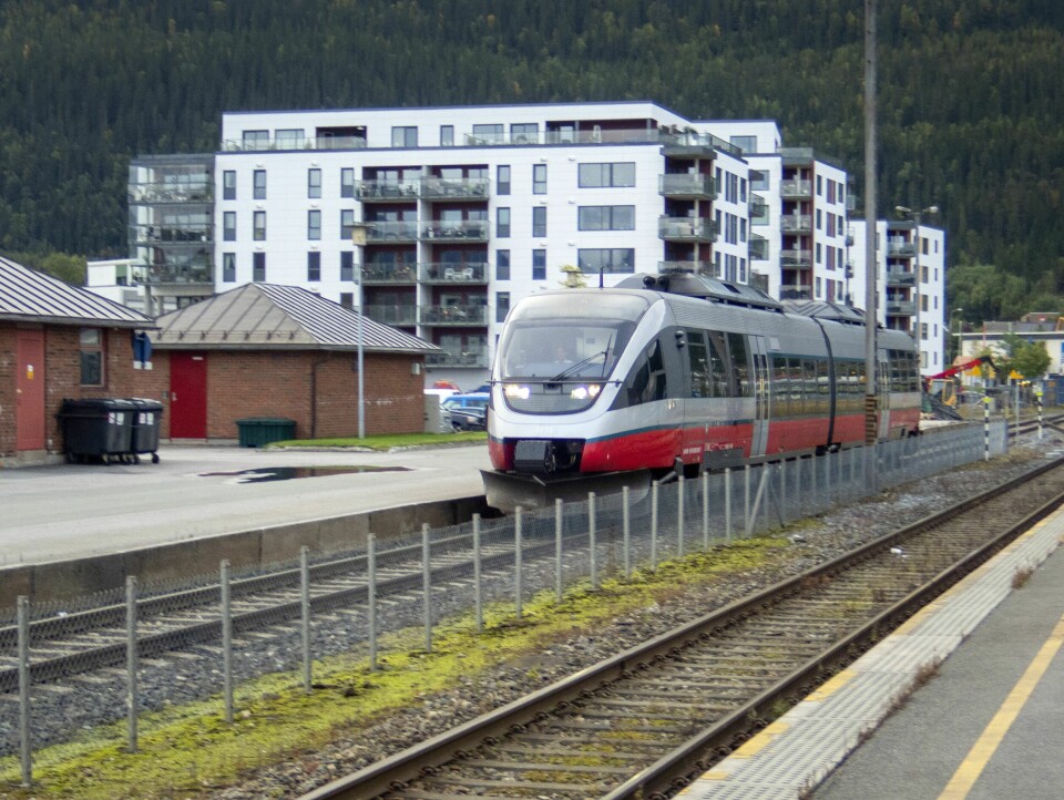 Fylkesrådet i Nordland ønsker heller å ruste opp den eksisterende Nordlandsbanen enn å satse på en fullskala Nord-Norgebane. Her ved stasjonen i Mo i Rana. Nordlandsbanen