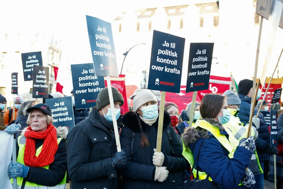 Folket demonstrerte mot høye strømpriser utenfor Stortinget i vinter. Det gjorde de rett i – strømprisen er et politisk ansvar, skriver kommentatoren. Folket demonstrerte mot høye strømpriser utenfor Stortinget i vinter. Det gjorde de rett i – strømprisen er et politisk ansvar, skriver kommentatoren.
