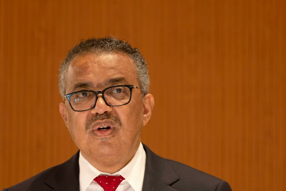 WHOs toppsjef Tedros Adhanom Ghebreyesus ber verdens land om å fortsette kampen mot koronaviruset og sørge for å vaksinere særlig helsearbeidere og eldre. Han talte til åpningen av Verdens helseforsamling i Genève søndag. WHOs toppsjef Tedros Adhanom Ghebreyesus ber verdens land om å fortsette kampen mot koronaviruset og sørge for å vaksinere særlig helsearbeidere og eldre. Han talte til åpningen av Verdens helseforsamling i Genève søndag. Foto: Salvatore Di Nolfi / Keystone via AP / NTB