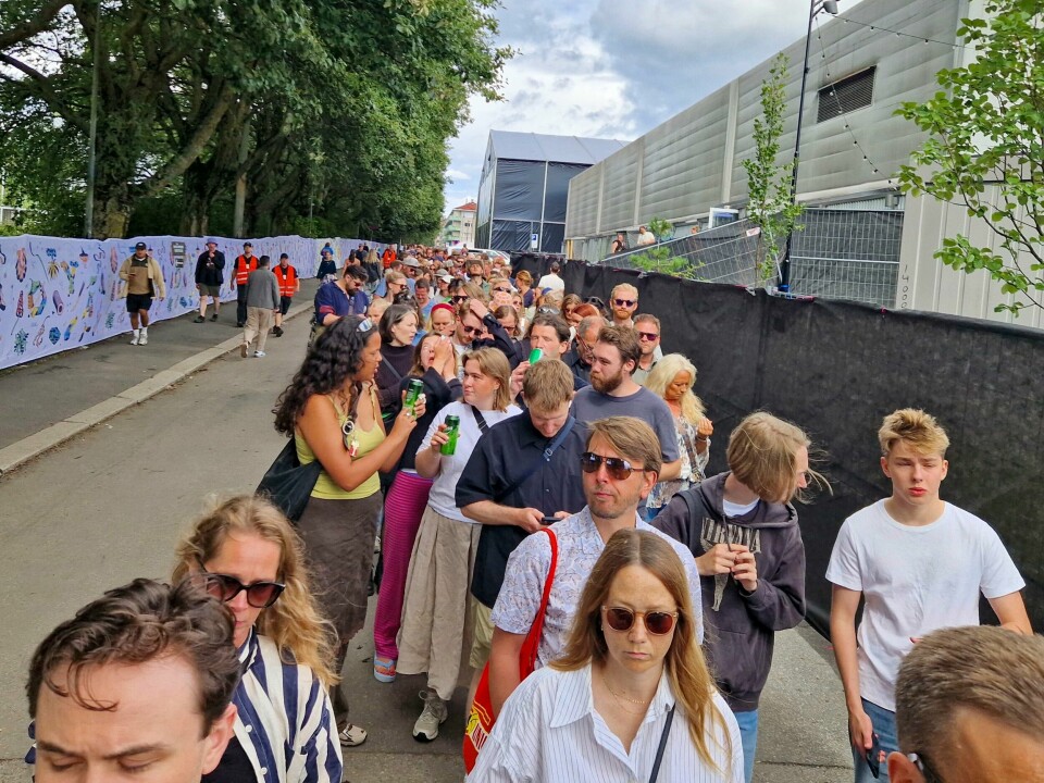 Det er flere hundre meter med kø for å komme inn på siste dag av Øyafestivalen i Tøyenparken i Oslo. Det er flere hundre meter med kø for å komme inn på siste dag av Øyafestivalen i Tøyenparken i Oslo. Foto: Marius Helge Larsen / NTB