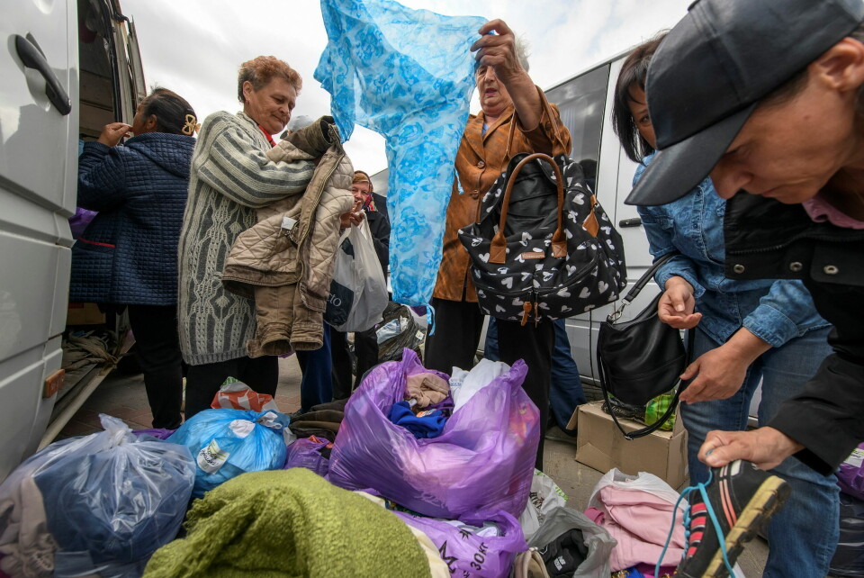 Store mengder klær er donert til Ukraina etter invasjonen. Her mottar innbyggere i Borodianka nødhjelp 13. mai i år. Innbyggere i Borodianka med sekker med nødhjelp som blant annet inneholder klær.