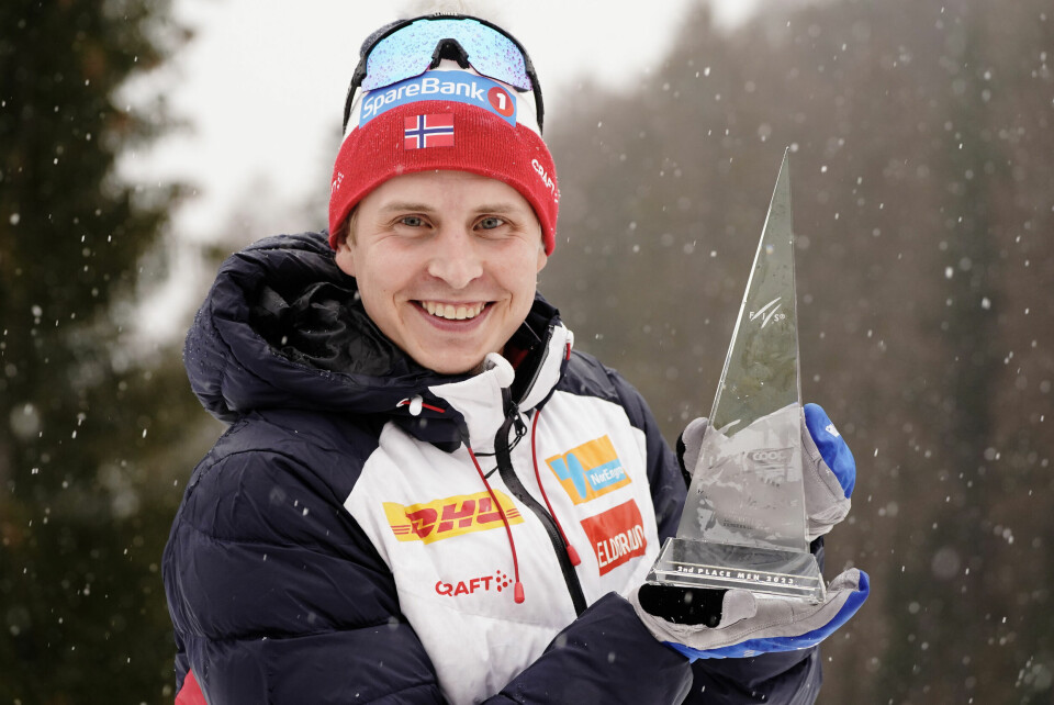 Simen Hegstad Krüger med beviset for 2. plass i Tour de Ski. Simen Hegstad Krüger med beviset for 2. plass i Tour de Ski.