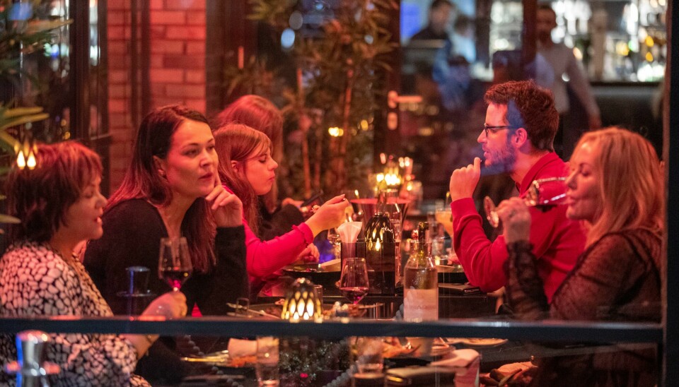 Hele 87 prosent av de spurte sier i en ny måling at de mener det er trygt å gå på kafé og restaurant, med tanke på mulig koronasmitte. Illustrasjonsfoto. Hele 87 prosent av de spurte sier i en ny måling at de mener det er trygt å gå på kafé og restaurant, med tanke på mulig koronasmitte.Illustrasjonsfoto: Javad Parsa / NTB