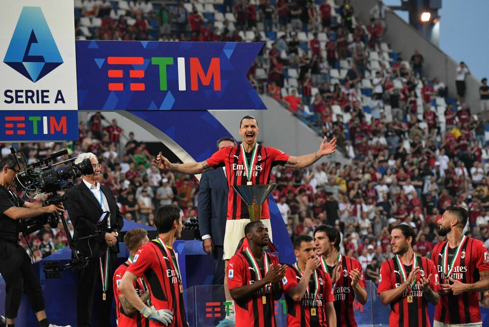 I en alder av 40 år dro Zlatan Ibrahimovic inn nok et trofé da han hjalp AC Milan til sin første Scudetto på 11 år. I en alder av 40 år dro Zlatan Ibrahimovic inn nok et trofé da han hjalp AC Milan til sin første Scudetto på 11 år.