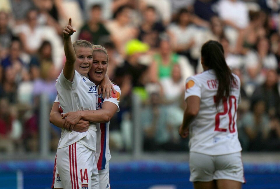 Ada Hegerberg (t.v.) jubler med lagvenninner etter å ha scoret i Lyons finaleseier over Barcelona i Champions League Ada Hegerberg gratuleres med sin 59. mesterligascoring. Den ga Lyon 2-0-ledelse i mesterligafinalen mot Barcelona. Hun leverte også en assist i 3-1-seieren. Foto: Alessandra Tarantino, AP / NTB