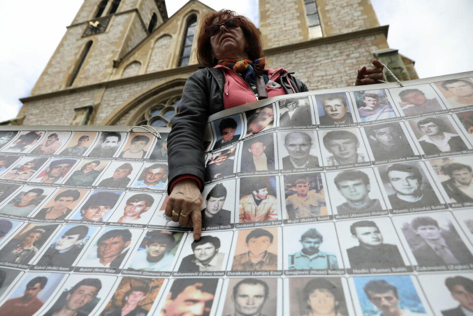 En bosnisk-muslimsk kvinne holder opp bilder av ofre for Srebrenica-massakren under en markering i Sarajevo 11. april i år. Det er nå i april 30 år siden Bosnia-krigen begynte. Den varte fra 1992 til 1995. Srebrenica-massakren skjedde i juli 1995. Ukraina-krigen som nå pågår vekker vonde minner fra mange på Balkan. En bosnisk-muslimsk kvinne holder opp bilder av ofre for Srebrenica-massakren under en markering i Sarajevo 11. april i år.