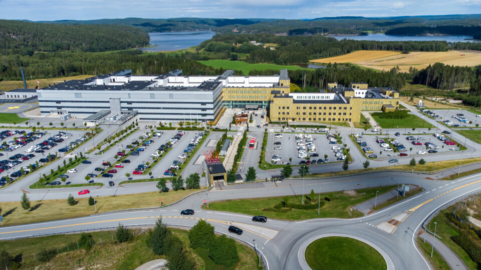 Siden startet av pandemien i 2020 har Sykehuset Østfold registrert 87 koronarelaterte dødsfall. Sykehuset Østfold Kalnes. Sykehus. Drone. Flyfoto. Luftfoto.