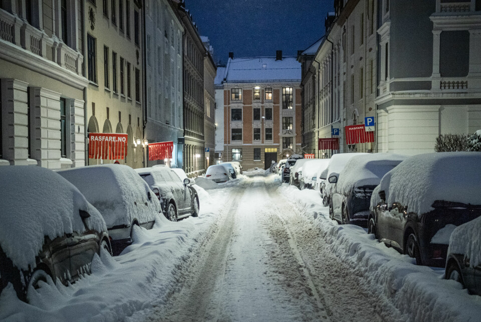 Et mindretall i Oslo Ap mener partiet bør spikre i programmet at det skal bli forbudt med fossilbiler på kommunale veier i Oslo. Bilene i Oslo var lørdag kveld dekket av snø etter det kraftige snøværet. Nå er det fare for is når snøen smelter. Foto: Rodrigo Freitas / NTB