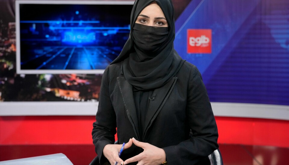 Khatereh Ahmadi presentere nyhetene på TOLOnews i Kabul søndag etter at Taliban begynte å håndheve sitt siste påbud. Khatereh Ahmadi presentere nyhetene på TOLOnews i Kabul søndag etter at Taliban begynte å håndheve sitt siste påbud. Foto: Ebrahim Noroozi / AP / NTB