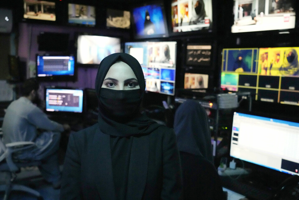 Nyhetsankrene lover å kjempe videre for kvinners rettigheter i Afghanistan. Nyhetsanker Sonia Niazi måtte dekke til ansiktet sitt da hun kom på jobb i TOLOnews søndag. – Det er som å frata oss vår identitet, sier hun. Foto: Ebrahim Noroozi / AP / NTB