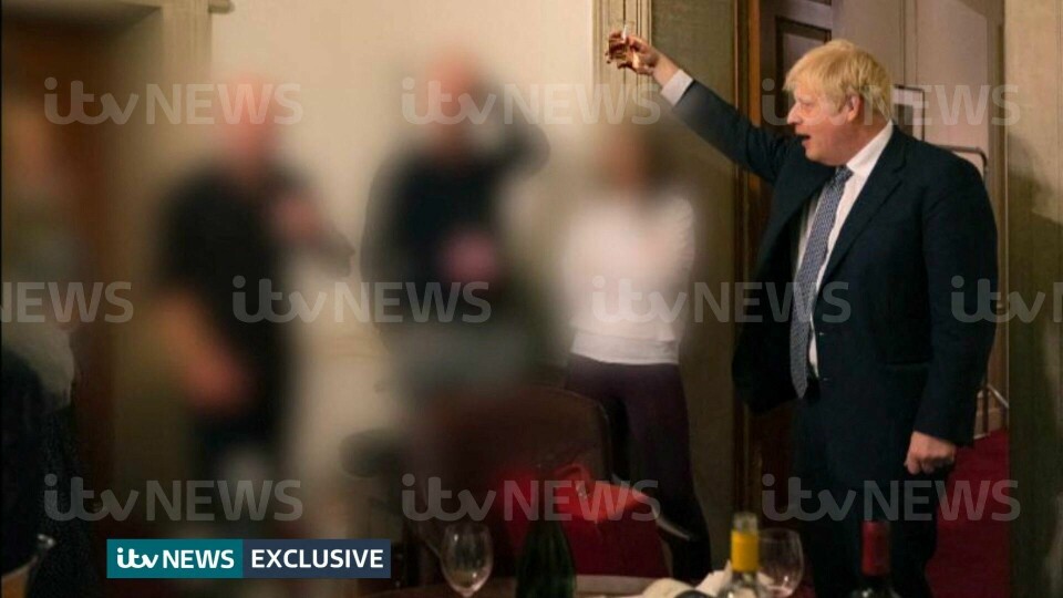 Boris Johnson har vært i hardt vær etter å ha arrangert fester i 10 Downing Street, selv om nasjonen var underlagt strenge koronaregler som forhindret samlinger. Boris Johnson har vært i hardt vær etter å ha arrangert fester i 10 Downing Street, selv om nasjonen var underlagt strenge koronaregler som forhindret samlinger.