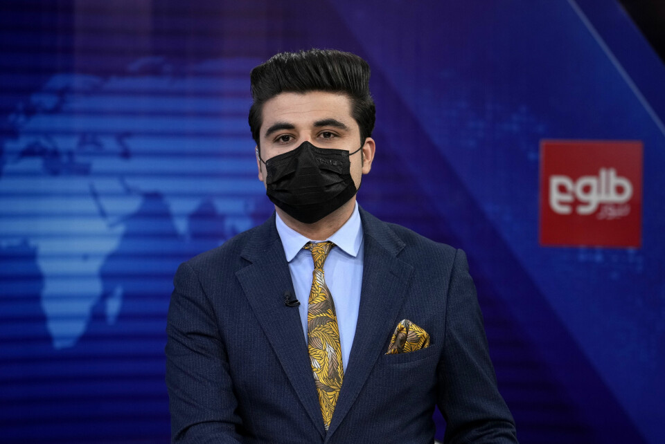 TV-anker Nesar Nabil har på sort munnbind i solidaritet. TV-anker Nesar Nabil tok på seg munnbind i protest mot Talibans nye påbud om at kvinnelige TV-ansatte måtte dekke til ansiktene. Foto: Ebrahim Noroozi / AP / NTB