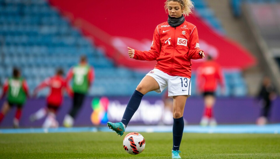 Norges Celin Bizet Ildhusøy før VM-kvalifiseringskampen for kvinner mellom Norge og Polen på Ullevål stadion. Norges Celin Bizet Ildhusøy før VM-kvalifiseringskampen for kvinner mellom Norge og Polen på Ullevål stadion.