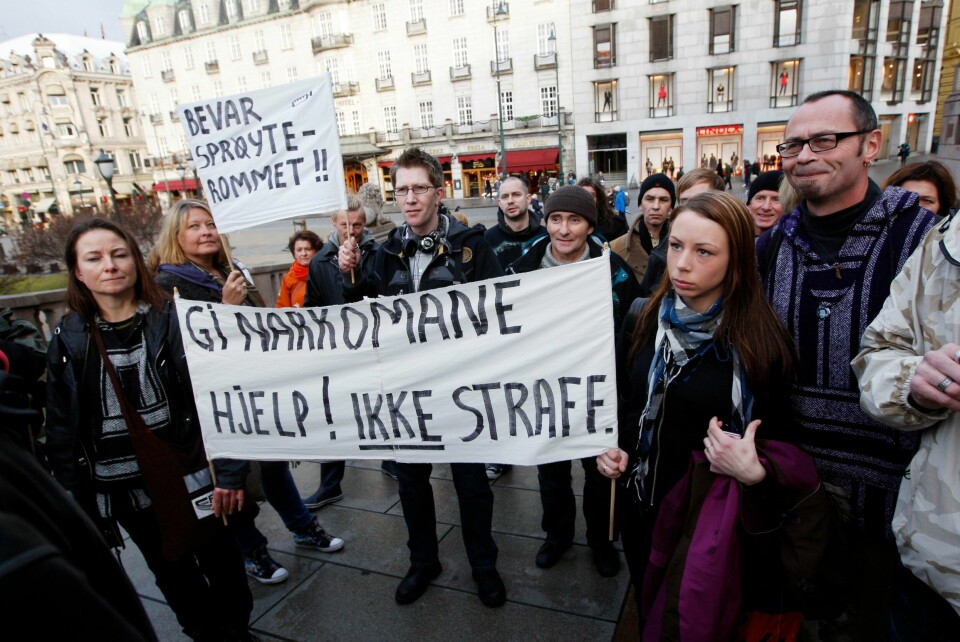 Året er 2009 og rusmiljøet i Oslo er på vei inn til på Stortinget med bønn om hjelp istedenfor straff. Våren 2022 kom domstolen dem i møte mens Stortinget nøler. .