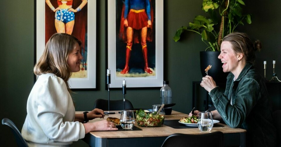 Ulrikke Olsen (t.v.) og Lene Kristiansen er glad de møtte hverandre da de jobbet på Klokkergårdstiftelsen. – Jobben har betydd masse for begge to og så er det fint å være sammen med noen som har lik erfaring. Jeg er glad vi har den fellesnevneren å se tilbake på, sier Ulrikke. Ulrikke Olsen (t.v.) og Lene Kristiansen er glad de møtte hverandre da de jobbet på Klokkergårdstiftelsen. – Jobben har betydd masse for begge to og så er det fint å være sammen med noen som har lik erfaring. Jeg er glad vi har den fellesnevneren å se tilbake på, sier Ulrikke. Foto: Hanna Skotheim/Fontene