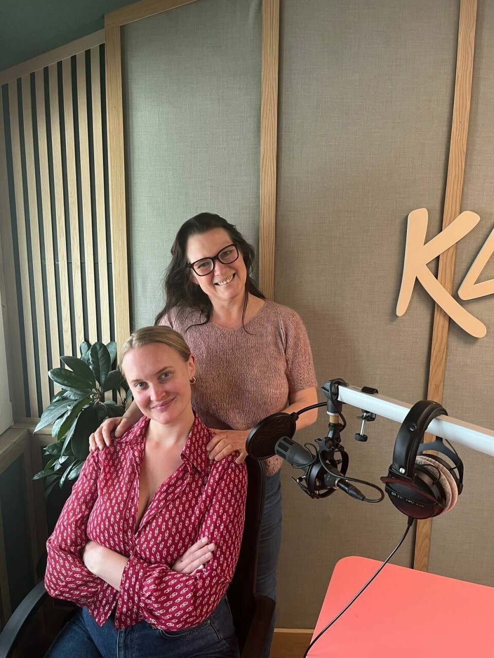 I podkasten «Unnskyld » beklager Sofie Frøysaa og Janne Rønningen til kvinner i offentligheten – på vegne av oss alle. I podkasten «Unnskyld » beklager Sofie Frøysaa og Janne Rønningen til kvinner i offentligheten – på vegne av oss alle.